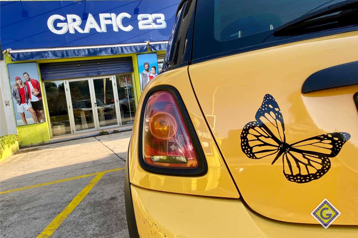 Vinilo de mariposa en la parte trasera de un coche