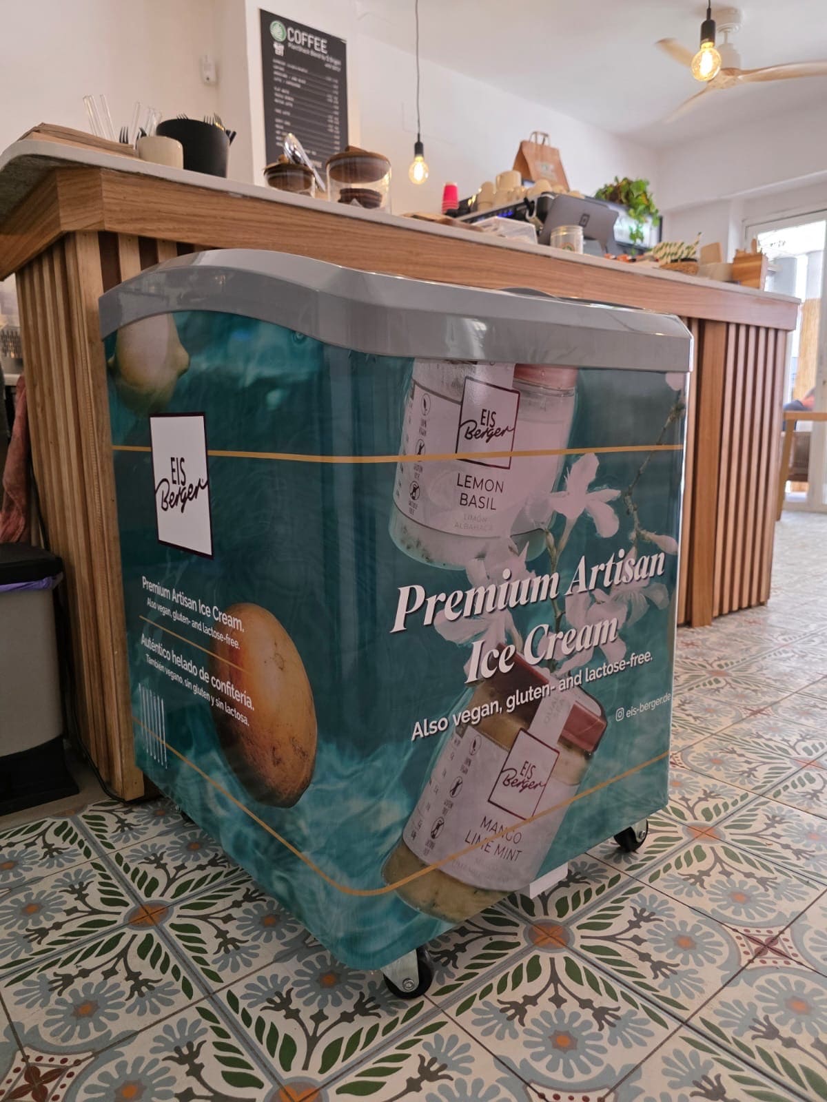 Vinilo de impresión laminado, con protección contra rayos UV y rayaduras. Una nevera premium.